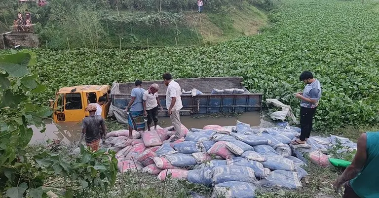 সিমেন্টের ট্রাক খাদে
